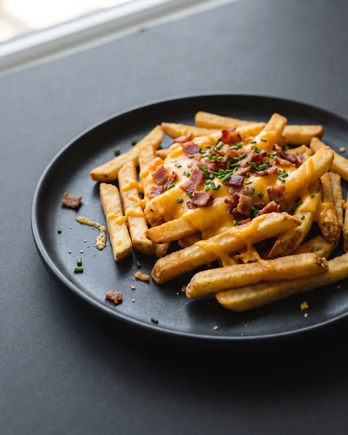 Batatas fritas com cheddar e bacon
