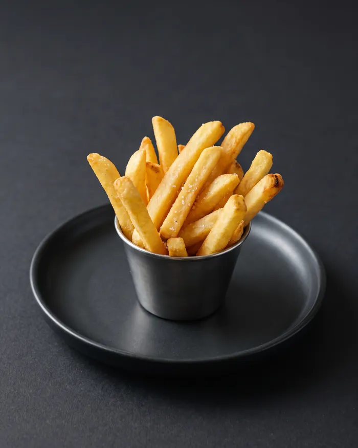 Porção de batatas fritas douradas