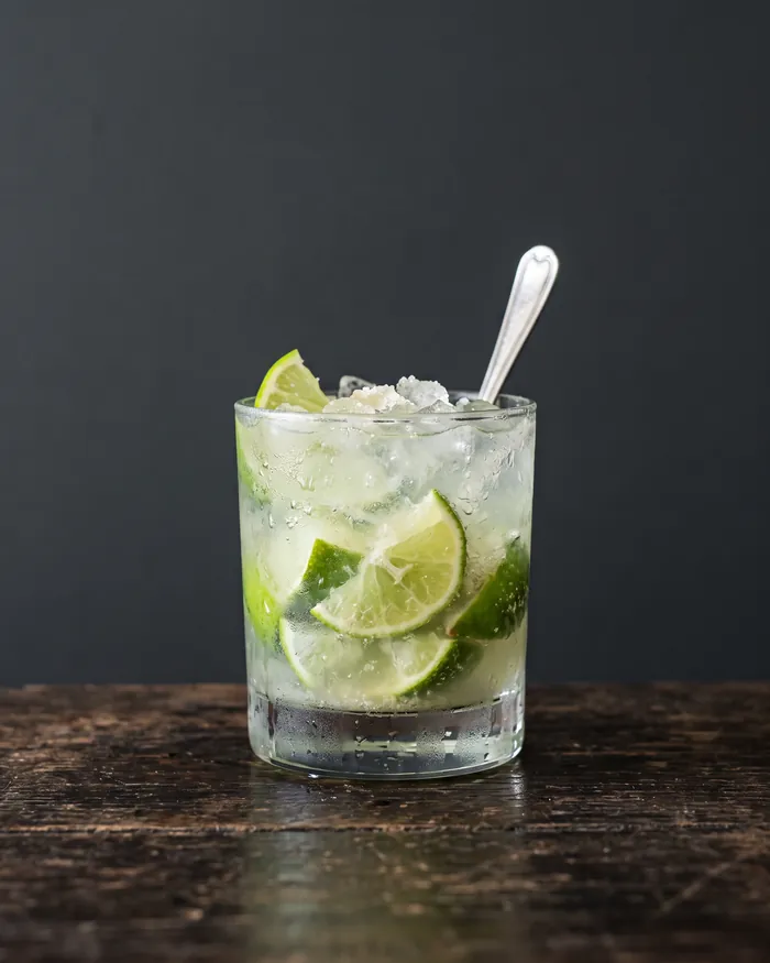 Caipirinha com lima fresca e gelo