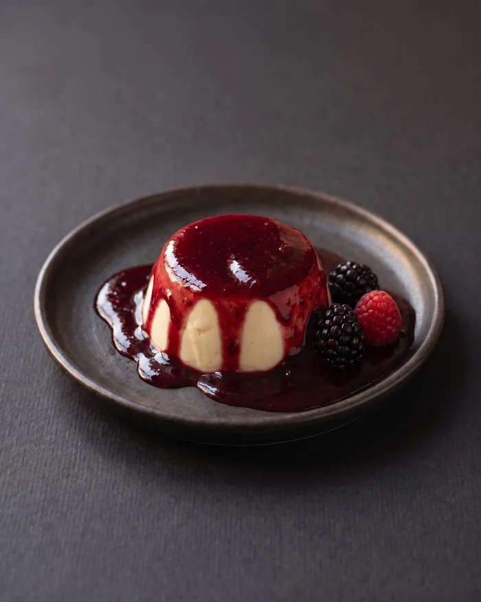 Panacota com calda de frutos vermelhos